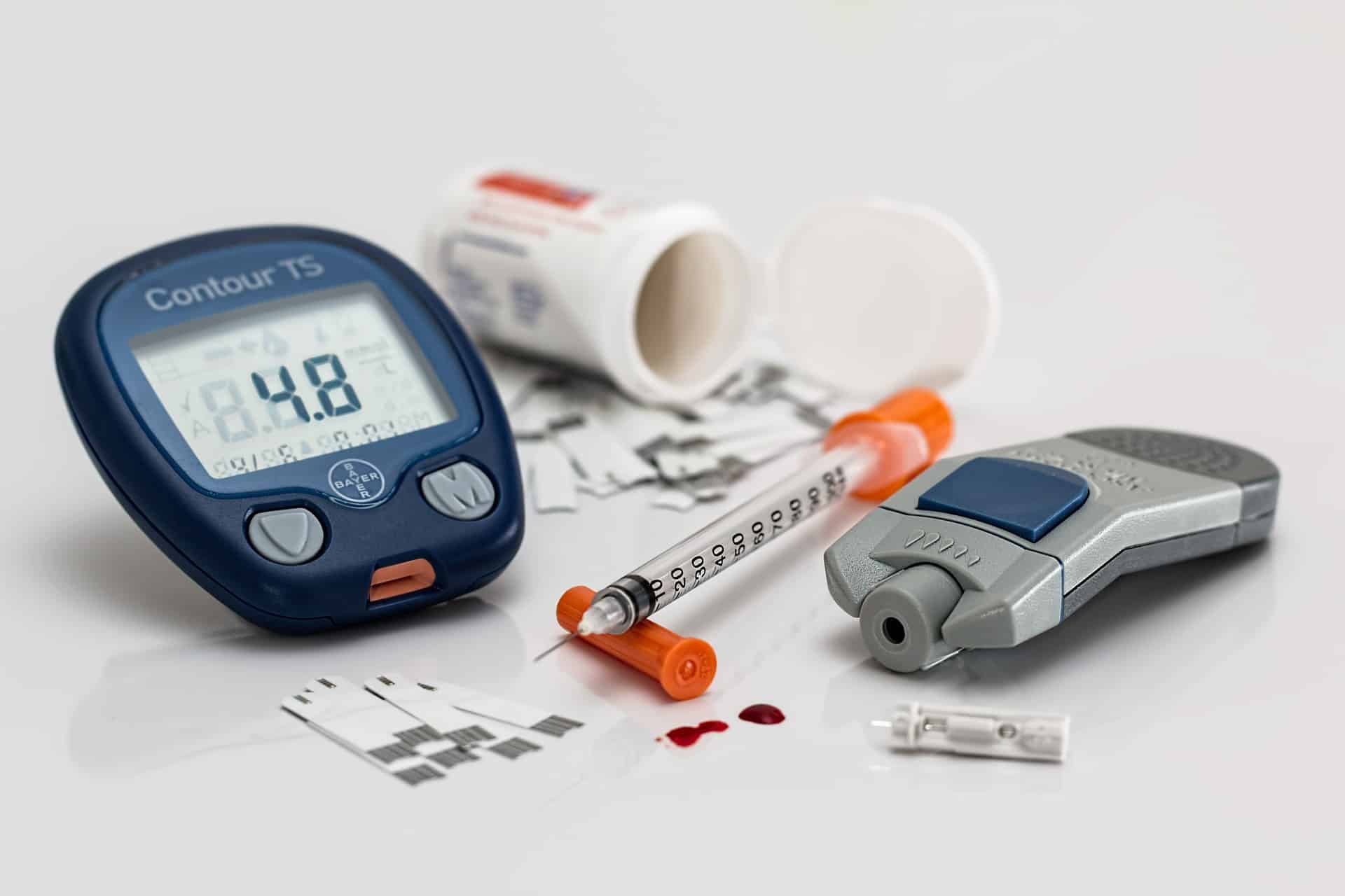 Imagen con aparatos para medir el nivel de insulina en los diabéticos, entre ellos una jeringuilla