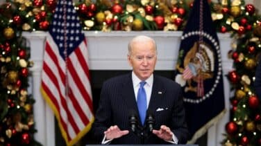 Biden pide no caer en el pánico y "una inyección de refuerzo" en las vacunas ante la irrupción de ómicron