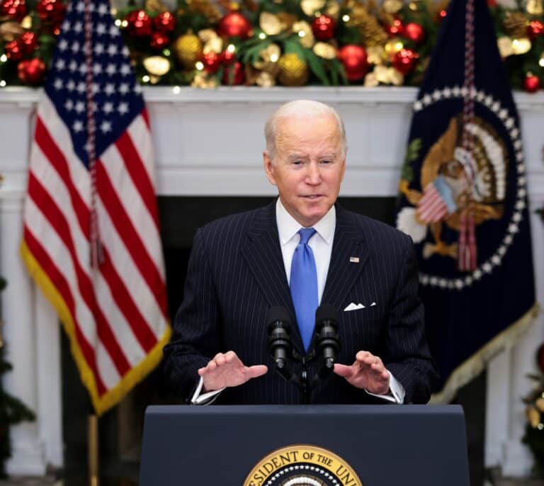 Biden pide no caer en el pánico y "una inyección de refuerzo" en las vacunas ante la irrupción de ómicron