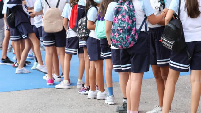 El catalán se hunde en las aulas: la mitad de los jóvenes "nunca", "casi nunca" o "pocas veces" lo emplean Un grupo de niños esperan a entrar en el colegio.