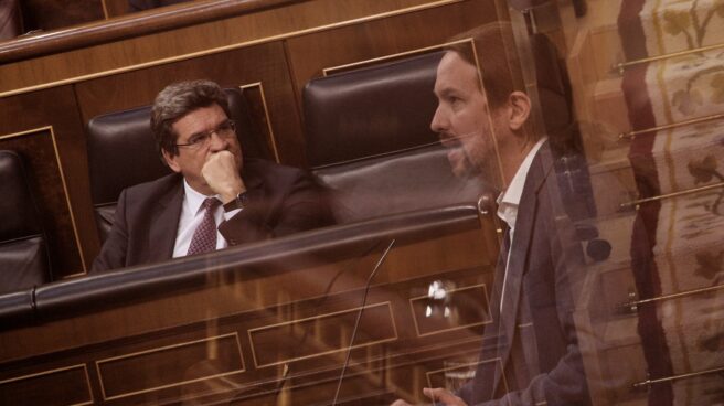 José Luis Escrivá escucha a Pablo Iglesias durante un pleno en el Congreso, en el año 2020. José Luis Escrivá escucha a Pablo Iglesias durante un pleno en el Congreso, en el año 2020.