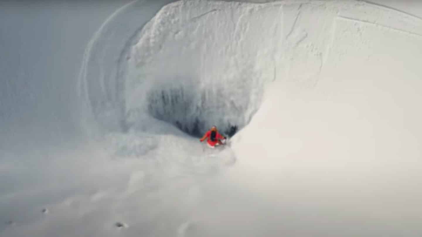 Imagen del corto The Ultimate Run, en el que el esquiador italiano Eder realiza un impresionante descenso por un glaciar