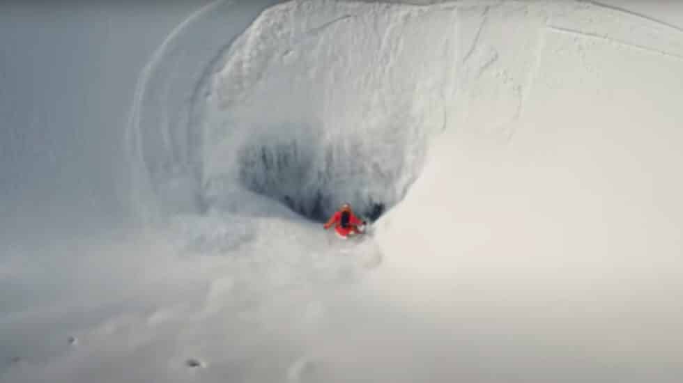 Imagen del corto The Ultimate Run, en el que el esquiador italiano Eder realiza un impresionante descenso por un glaciar