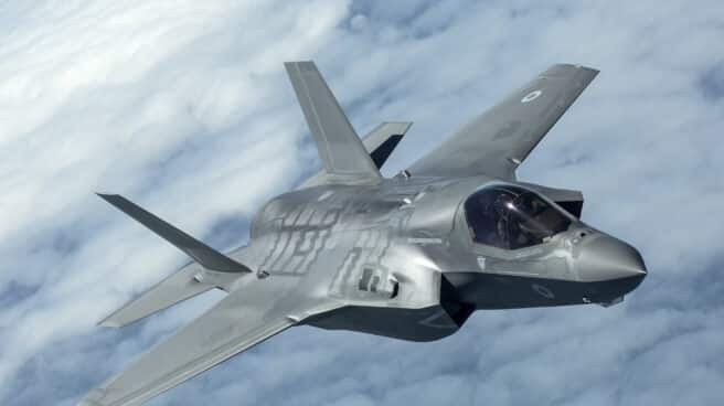 Un F-35 británico, en pleno vuelo.