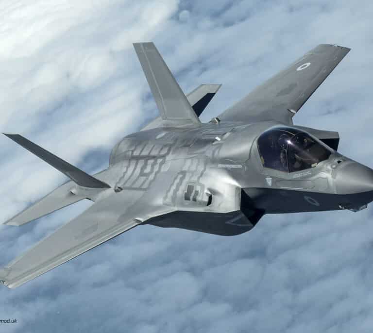 Un F35 británico se estrella en el Mediterráneo pero el piloto consigue eyectarse