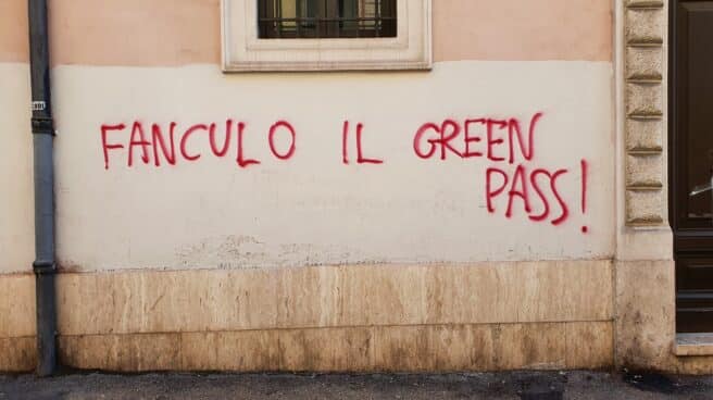fanculo il green pass Un pintada contra el Green Pass, el pasaporte Covid italiano, en una calle de Roma.