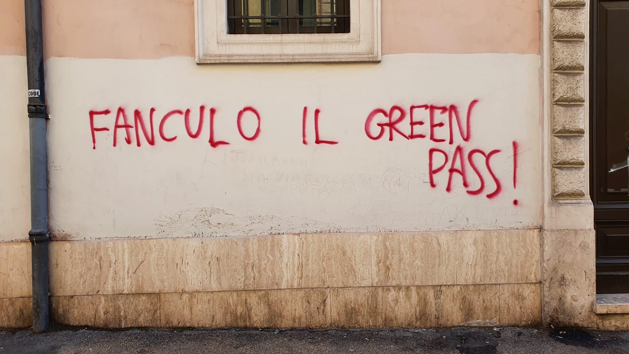 Un pintada contra el Green Pass, el pasaporte Covid italiano, en una calle de Roma.