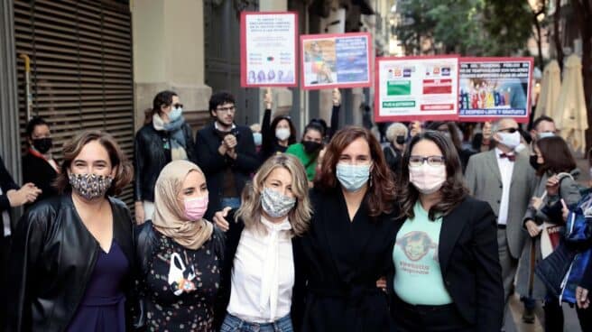 Fatima Hamed, con hiyab, junto a Ada Colau, Yolanda Díaz, Mónica García y Mónica Oltra.