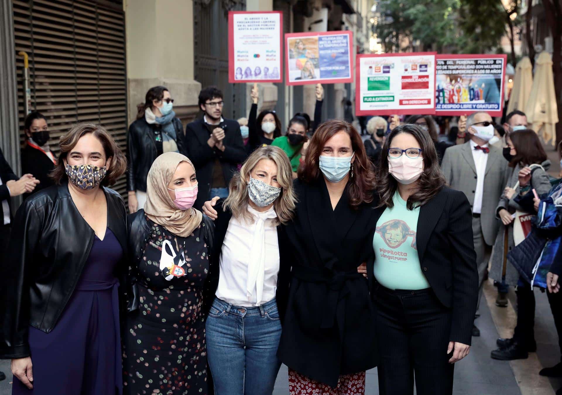 Fatima Hamed, con hiyab, junto a Ada Colau, Yolanda Díaz, Mónica García y Mónica Oltra.