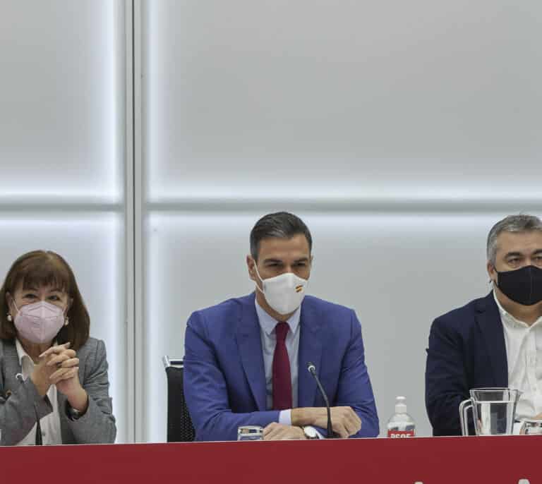 Sánchez "desoye" a Redondo, y asegura en Ferraz que agotará la legislatura