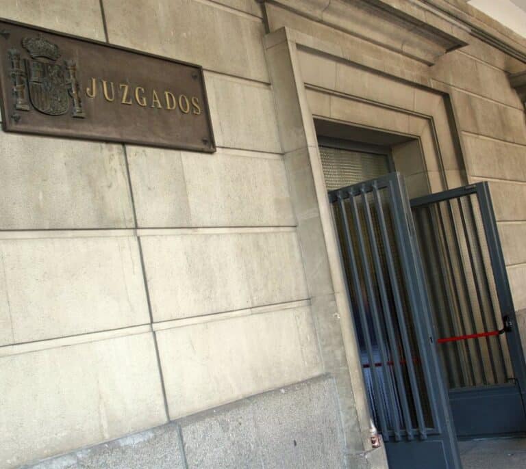 Un joven se enfrenta a tres años de cárcel por la muerte del agresor de su madre