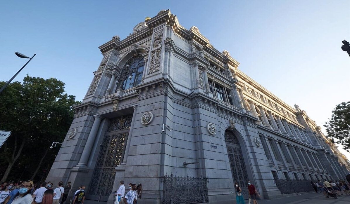 El Banco de España entre la calle de Alcalá y la plaza de Cibeles.