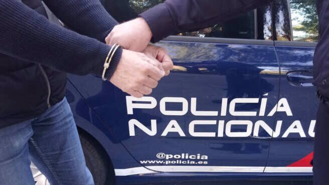 Detenidos los padres de tres niños por encerrarlos 5 años para evitar la pérdida de la custodia Un detenido sale de un vehículo de la Policía Nacional.