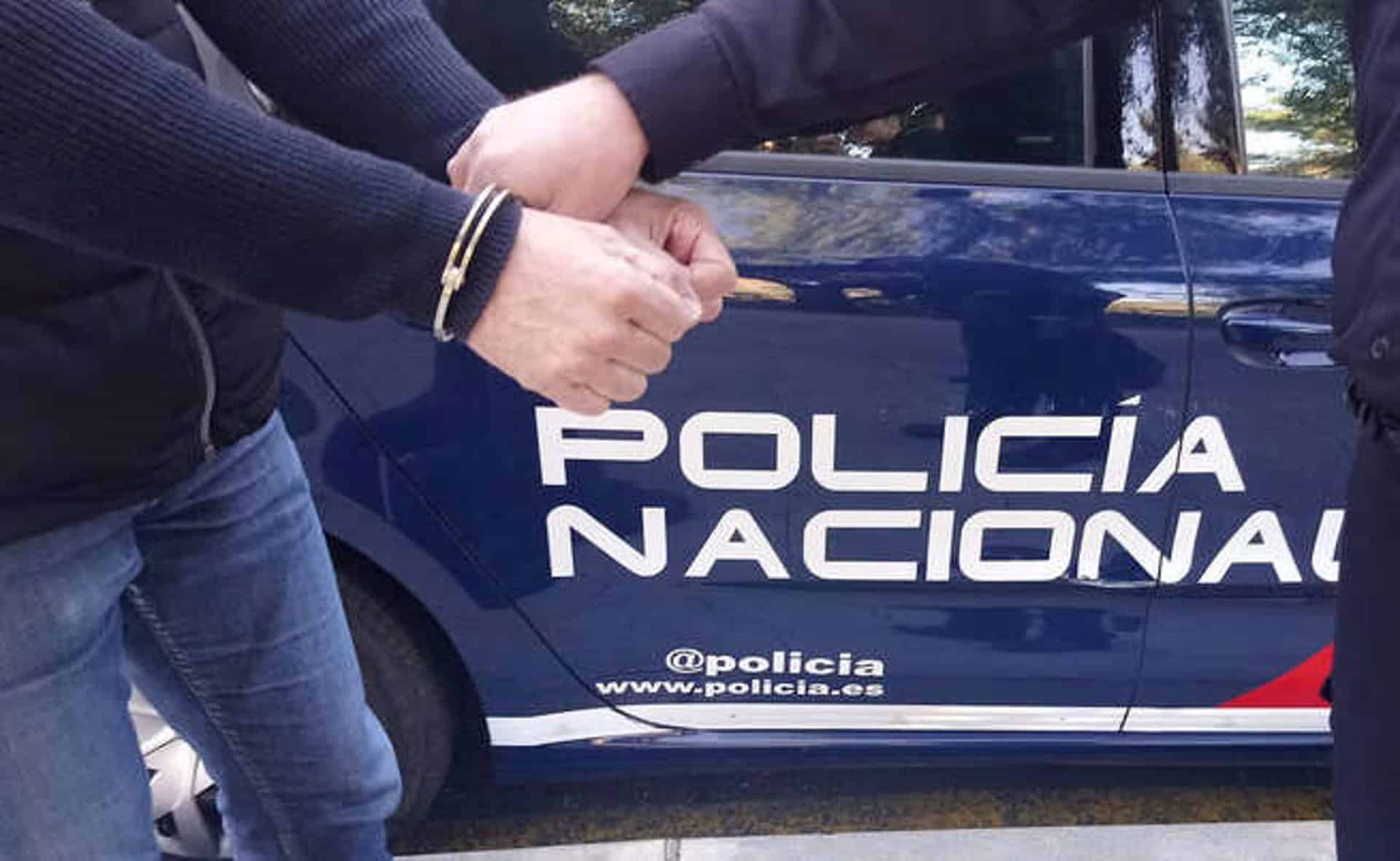 Un detenido sale de un vehículo de la Policía Nacional.