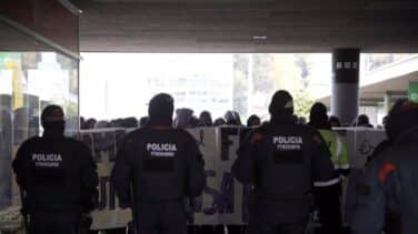 Unos 100 estudiantes intentan boicotear un acto en la UAB al que prevén asistir diputados de PP, Cs y Vox