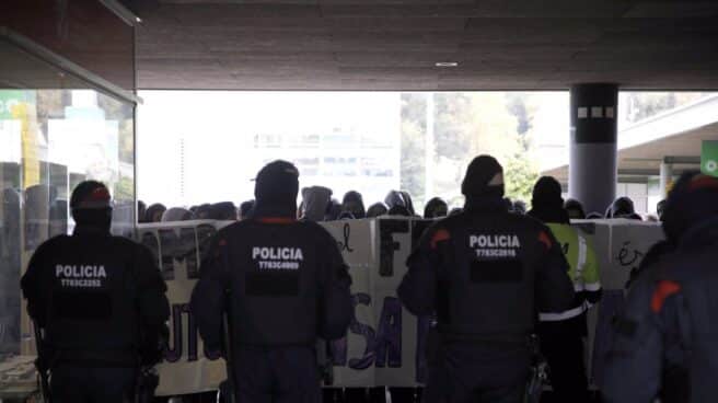 Unos 100 estudiantes intentan boicotear un acto en la UA de Barcelona al que prevén asistir diputados de PP, Cs y Vox Línea policial ante el edificio de la UAB donde se celebra el acto de S'ha Acabat.