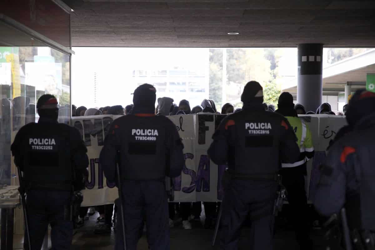 Línea policial ante el edificio de la UAB donde se celebra el acto de S'ha Acabat.