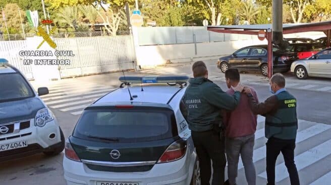 Dos agentes de la Guardia Civil acompañan al detenido.