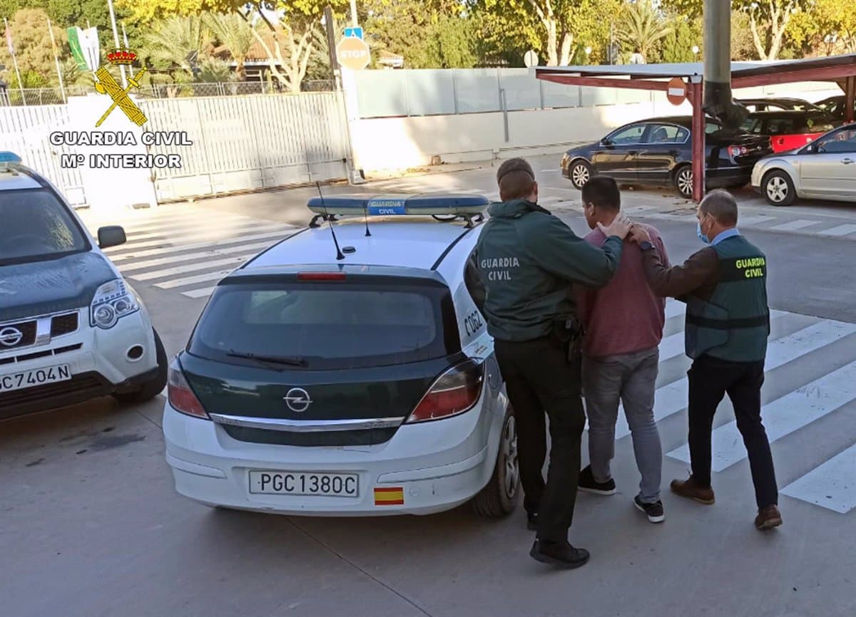 Dos agentes de la Guardia Civil acompañan al detenido.