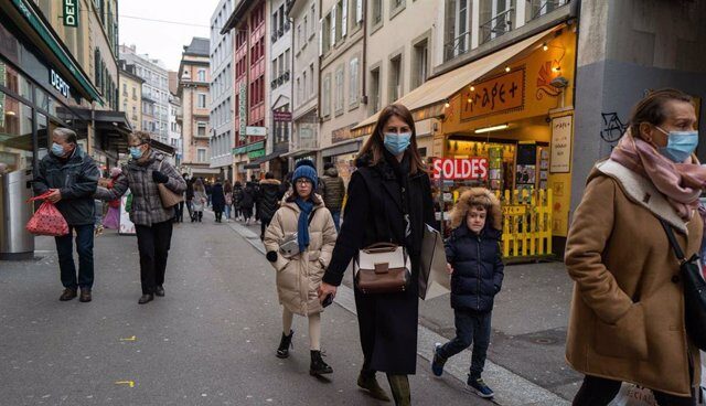 Gente con mascarilla en Lausana, Suiza