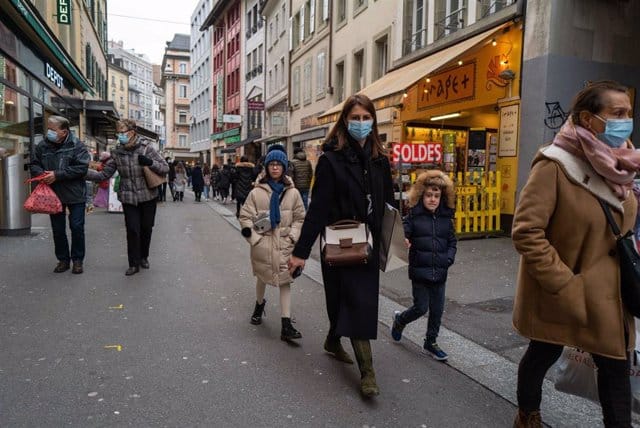 Gente con mascarilla en Lausana, Suiza