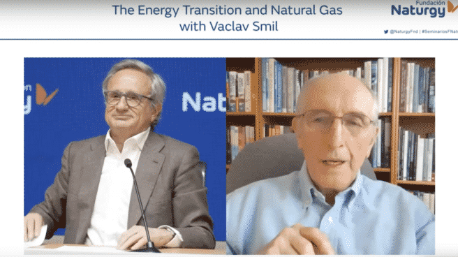 El analista Vaclav Smil ha presentado el documento ‘El gas natural en el nuevo mundo energético’, publicado por Fundación Naturgy. El gas natural será clave en cualquier escenario de descarbonización, asegura.