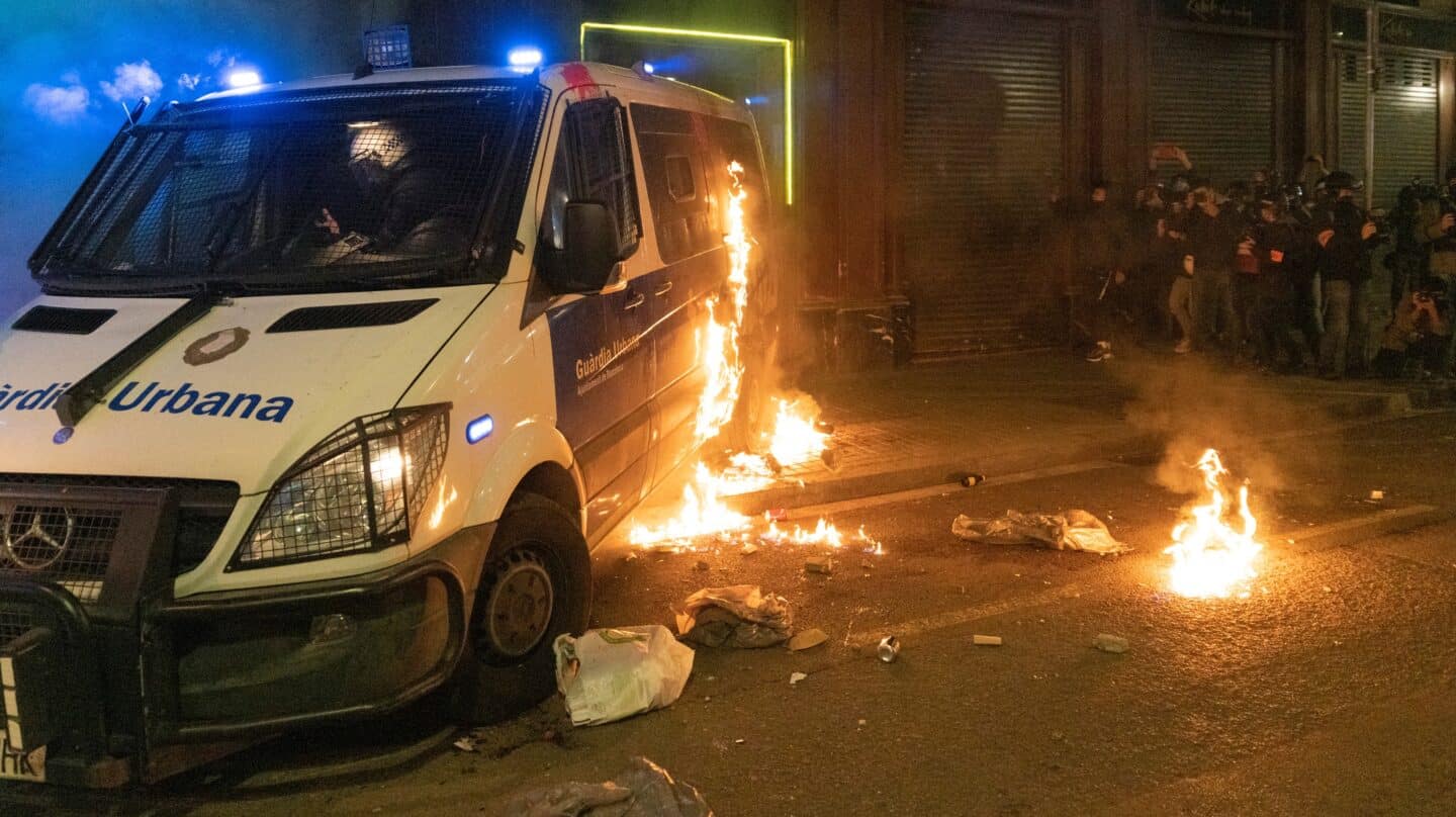 Un furgón de la Guardia Urbana en llamas durante una manifestación en defensa de la libertad del rapero Pablo Hasél.