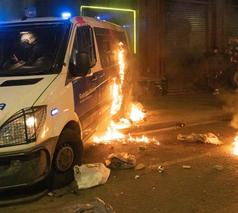 Policías y guardias civiles, en pie guerra por la reforma de la 'Ley mordaza': "Beneficiará al manifestante violento"