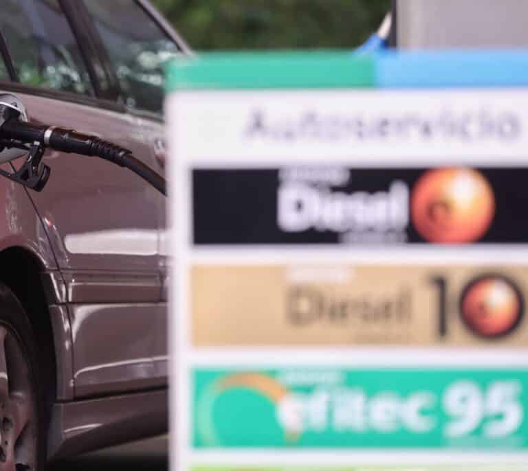 Los conductores pagan hoy 20 euros más por llenar el depósito que hace un año