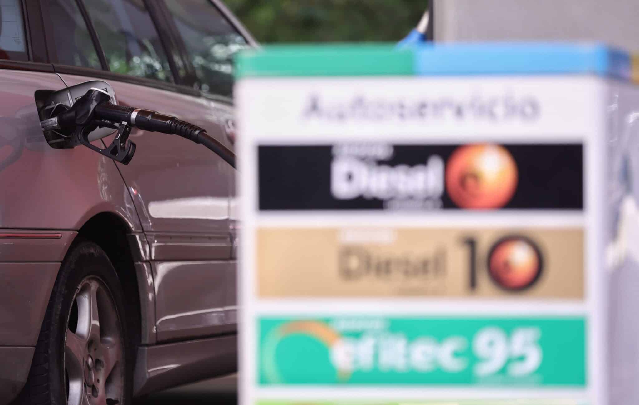 Un coche reposta en una gasolinera.