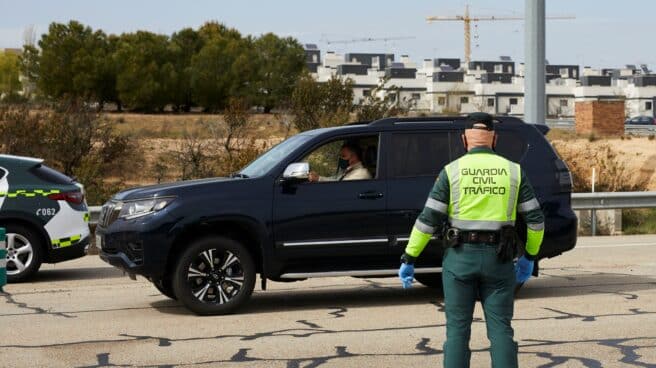 igc-firmas-guardia-civil-indulto-condenado-no-tramitar-denuncia-trafico Un guardia civil de Tráfico, en un control desarrollado en una carretera.