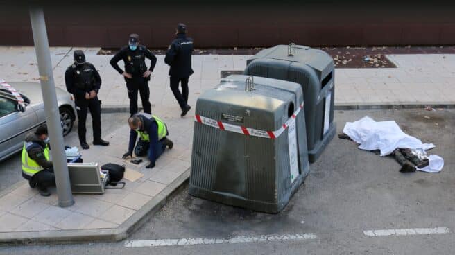 hombre abatido en el distrito de villaverde Varios policías nacionales, a pocos metros del cuerpo del hombre abatido en el distrito madrileño de Villaverde.