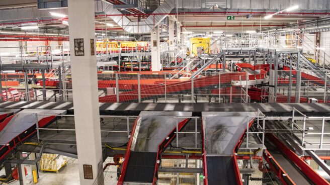 Centro logístico de DHL en el aeropuerto de Madrid-Barajas, que se prepara para las semanas más intensas del año con el Black Friday y las Navidades Centro logístico de DHL en el aeropuerto de Madrid-Barajas, que se prepara para las semanas más intensas del año con el Black Friday y las Navidades