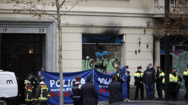 Mossos d’Esquadra y policías desplegados en el del edificio donde se ha producido el incendio