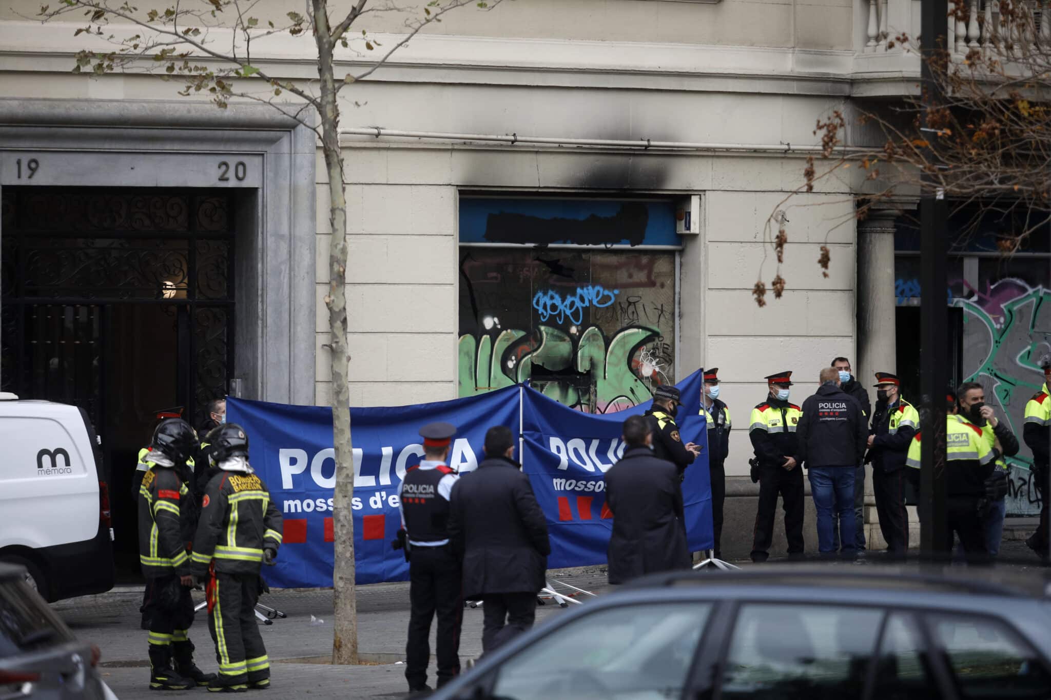 Mossos d’Esquadra y policías desplegados en el del edificio donde se ha producido el incendio