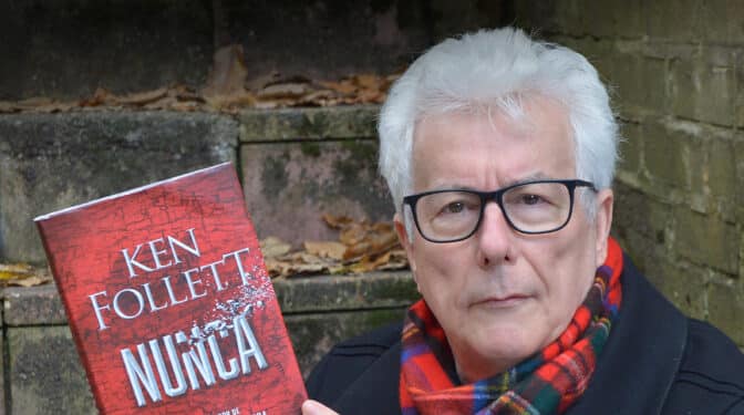 Ken Follett con su novela 'Nunca'.