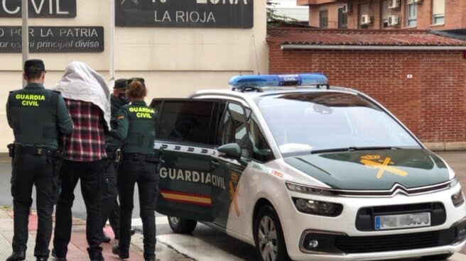 Francisco Javier Almeida, conducido por agentes de la Guardia Civil tras su detención.