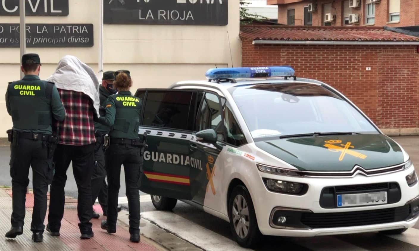 Francisco Javier Almeida, conducido por agentes de la Guardia Civil tras su detención.