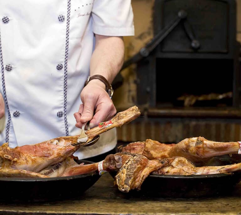 A comer lechazo de Aranda de Duero: "Llenaríamos el restaurante cuatro veces"
