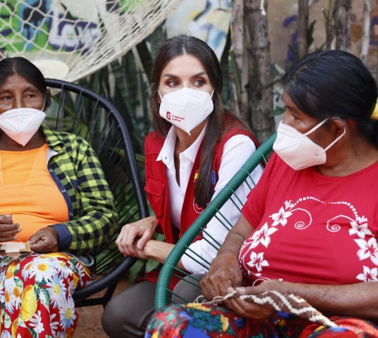 Polémica y furor por el look de Letizia en Paraguay: "Todos quieren el chaleco de la Reina"
