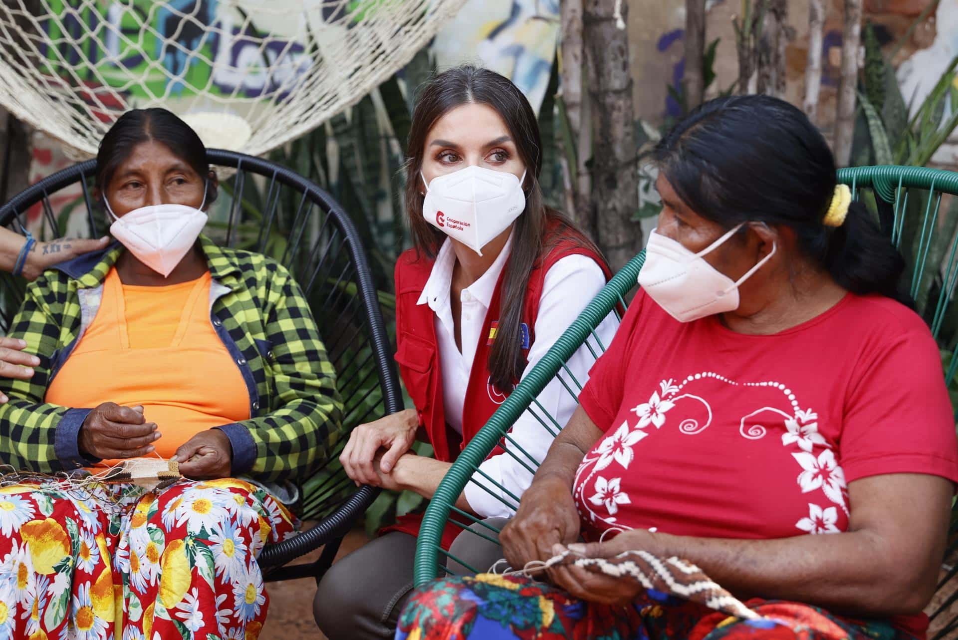 La reina Letizia charla con dos artesanas durante su visita a Paraguay.