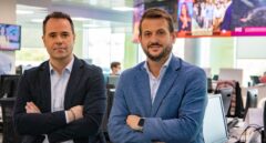 Javier Chicote y Juan Fernández Miranda, autores del libro "El jefe de los espías", en la redacción del diario ABC, en Madrid