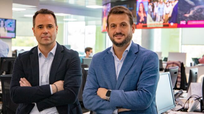 Javier Chicote y Juan Fernández Miranda, autores del libro "El jefe de los espías", en la redacción del diario ABC, en Madrid