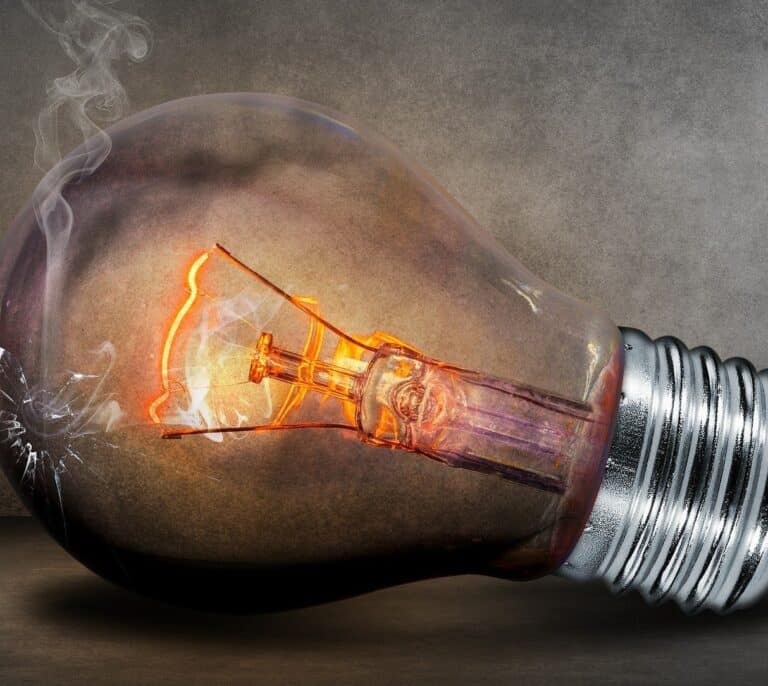El precio de la luz repunta este jueves un 1,2% y registra su séptimo máximo histórico, con 228,42 euros/MWh