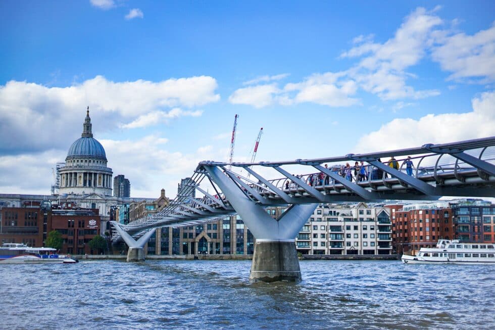 Puente del Milenio, cruzando el río Támesis en Londres.