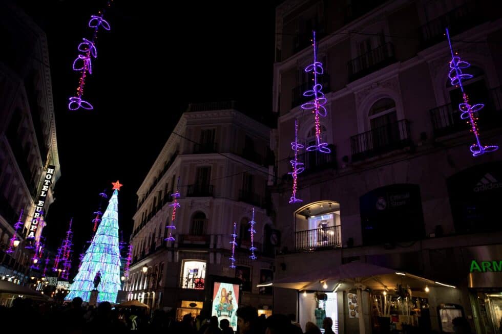 La puerta del Sol, engalanada para la Navidad