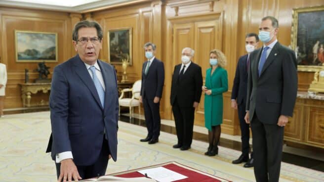 El nuevo magistrado del Tribunal Constitucional Enrique Arnaldo Alcubilla jura su cargo ante el Rey Felipe VI El nuevo magistrado del Tribunal Constitucional Enrique Arnaldo Alcubilla jura su cargo ante el Rey Felipe VI