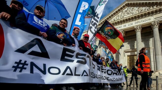 La cabecera de la manifestación de policías y guardias civiles en 2021, a la altura del Congreso. La cabecera de la manifestación de policías y guardias civiles en 2021, a la altura del Congreso.
