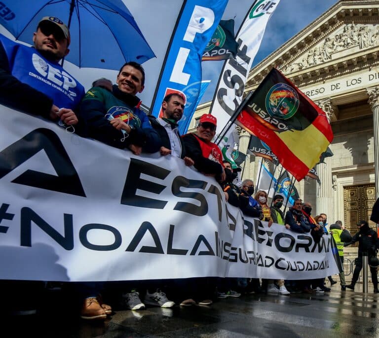 Policías y guardias civiles piden al Gobierno que se "siente a negociar" tras el "éxito" de la manifestación
