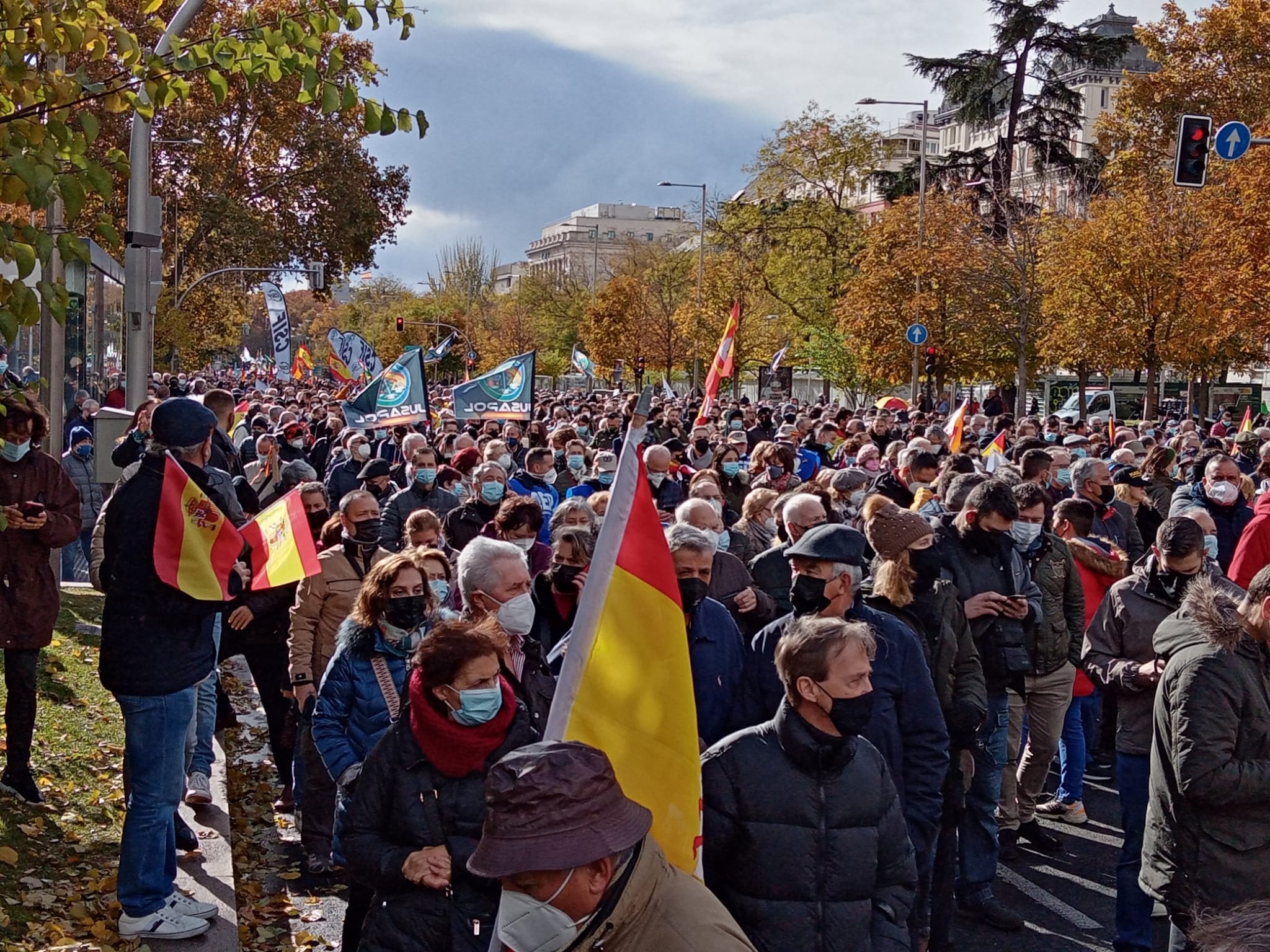 Miles de personas marchan en Madrid contra la reforma de la Ley de Seguridad y en apoyo a las fuerzas de seguridad.